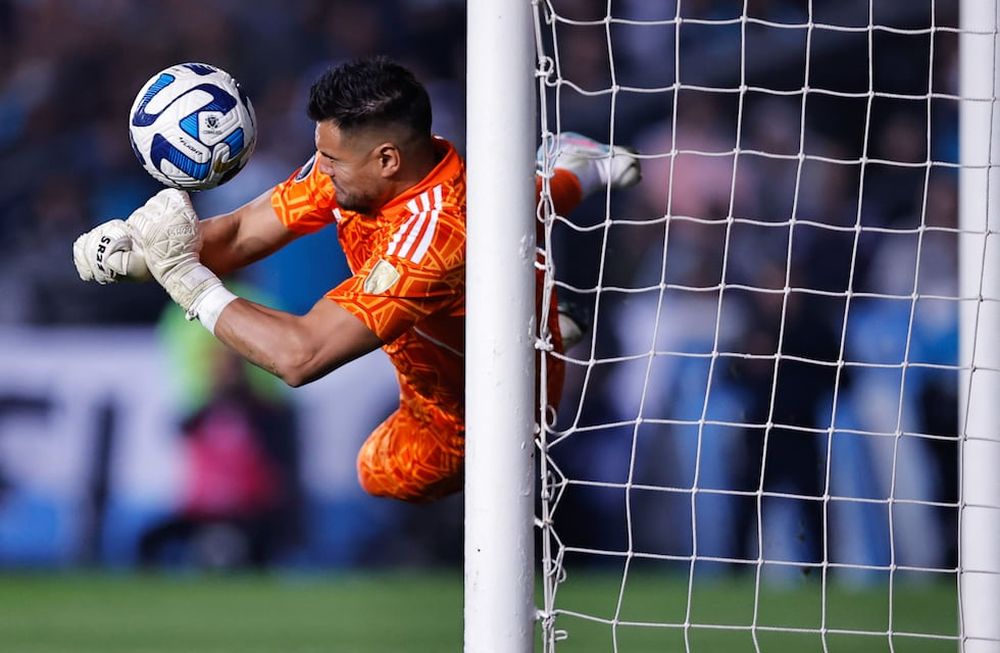 Sergio Romero de Boca, rechaza el penal de Gonzalo Piovi, en la serie eliminatoria entre Racing y el Xeneize por COpa Libertadores. EFE / Juan Ignacio Roncoroni.