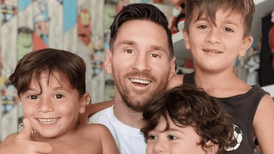 Antonela Roccuzzo publicó una foto en su cuenta de Instagram en la que está la Pulga con sus tres hijos. Desde que se reanudó el fútbol, Leo jugó todos los minutos. / Gentileza.