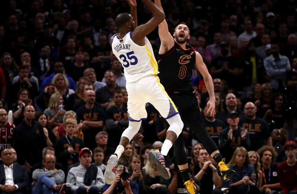 Los Warriors ganaron con un gran Durant y están a un paso de consagrarse campeones