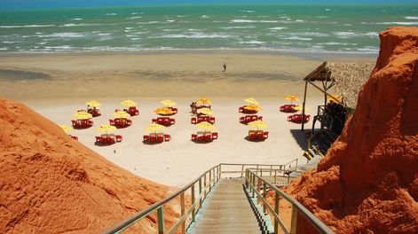 El remoto pueblito de Brasil con playas escondidas: un lugar salvaje de acantilados rojos y mar celeste