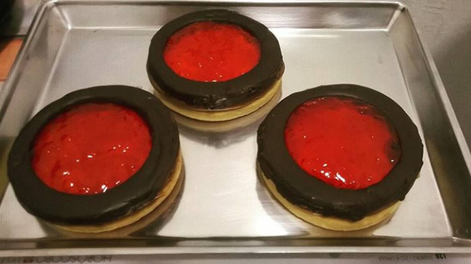 Las galletas espejo son una de las recetas que mejor vienen para el fin de semana.