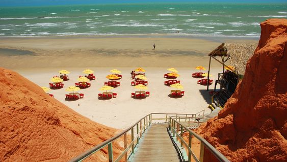 el remoto pueblito de brasil con playas escondidas: un lugar salvaje de acantilados rojos y mar celeste