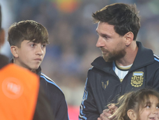 Los Andes en la despedida de Lionel Messi: llanto y una bandera histórica en el himno nacional.