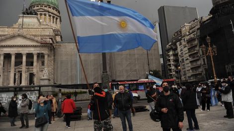 Los Andes | Se inicia la vigilia en la previa del tratamiento de la reforma judicial en el Congreso. Además a pedido de Cristina Kirchner sacaron el vallado del lugar. Federico López Claro / Corresponsalía