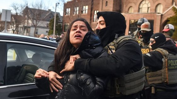 Una ciudadana con discapacidad fue brutalmente arrestada por agentes migratorios en EEUU