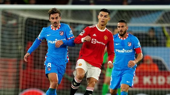 Antoine Griezmann y Koke, de Atlético de Madrid, rodean a Cristiano Ronaldo, de Manchester United, en el partido de los octavos de final de la Champions League. (AP)