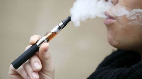 Los cigarrillos electrónicos circulan con libertad gracias aun vacío legislativo que preocupa a especialistas.