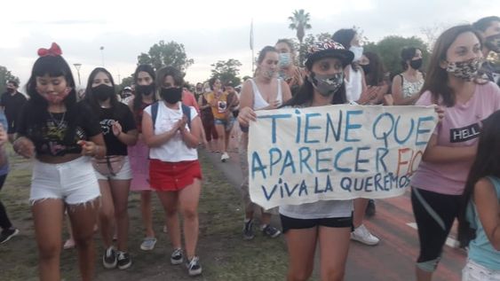 Familiares y vecinos pidieron en Maipú por la aparición con vida de Florencia Romano, la adolescente que es intensamente buscada desde el fin de semana.