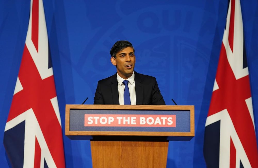 El primer ministro británico Rishi Sunak explica el estado de su plan para detener los botes (stop the boats) de la migración ilegal durante una conferencia de prensa en Downing Street, Londres, 7 de diciembre de 2023. (James Manning/Pool via AP)
