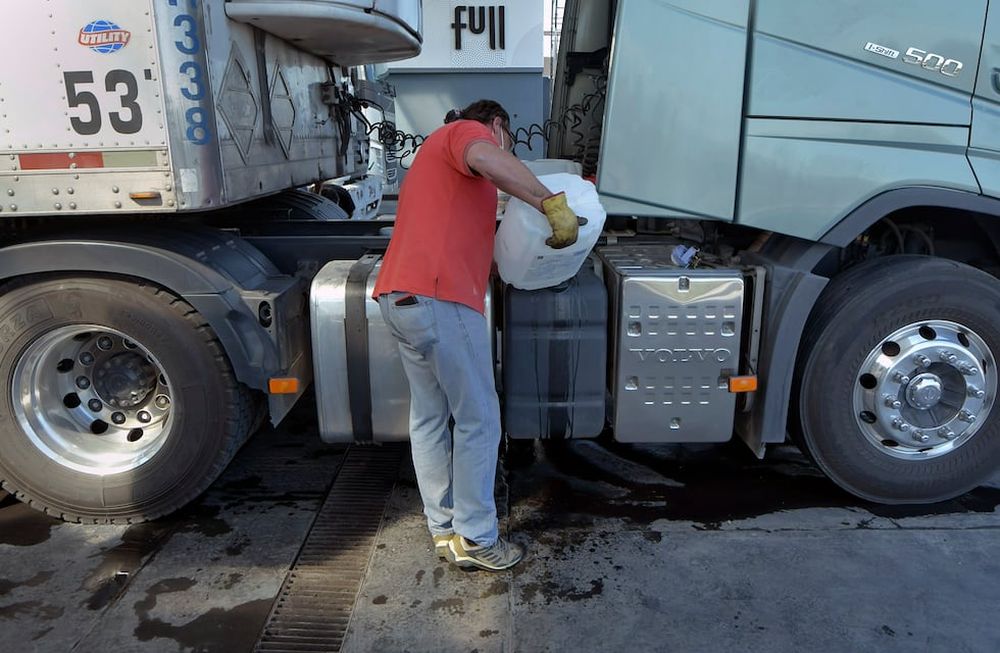 Por el aumento de la demanda de gasoil para el transporte de cargas y maquinaria agrícola, sumado a un clima internacional más que tenso, generó faltantes  del combustible Diesel. Foto: Orlando Pelichotti / Los Andes