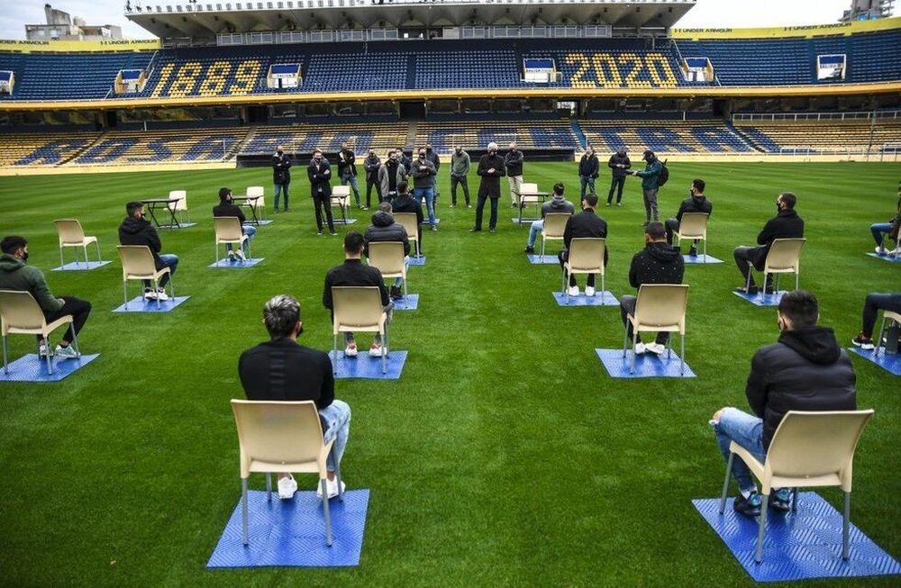 Todos los futbolistas separados a las distancias establecidas por protocolo / Gentileza: Prensa Rosario Central).