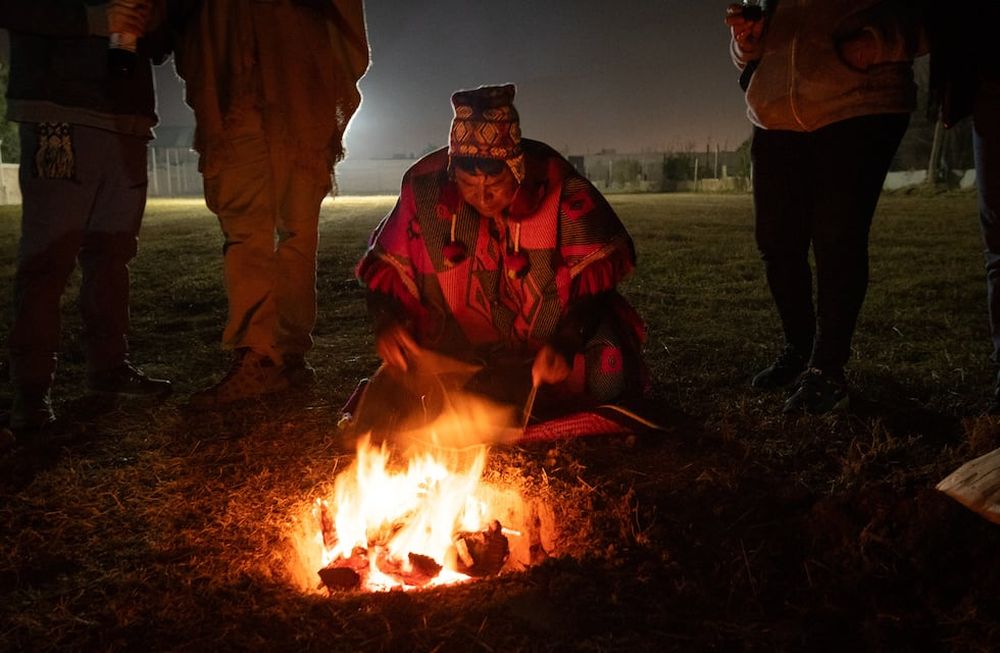 Ofrenda a la Pachamama.Desde la Nación Quero, situada en Yanaruma, Perú, el tayta Jacinto Huaman Ccapac llegó a Mendoza con el propósito de llevar a cabo una ofrenda a la Pachamama. Anualmente, en el mes de agosto, nuestra región experimenta un cambio de ciclo marcado por el inicio de la preparación del terreno para la siembra.Lo fundamental de esta ceremonia es expresar gratitud y agradecimiento. En este sentido, se presentan ofrendas que consisten en lo más selecto de la cosecha anterior. Esta acción busca propiciar una cosecha futura aún más fructífera.Foto: Ignacio Blanco / Los Andes