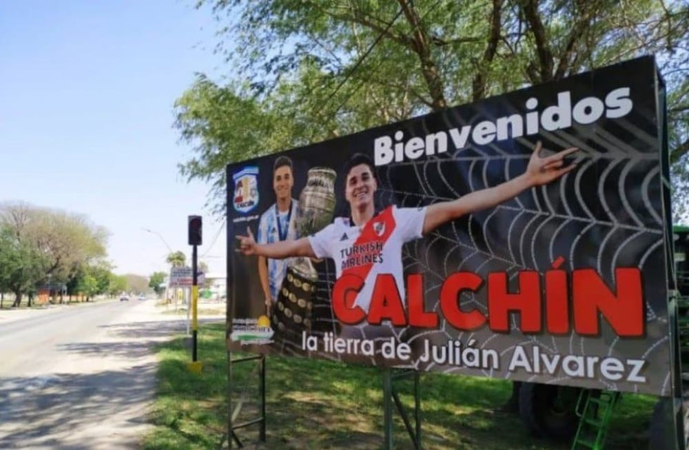 Julián Álvarez, orgullo de River y de Calchín: el cartel que puso su pueblo natal en la entrada. / Gentileza.