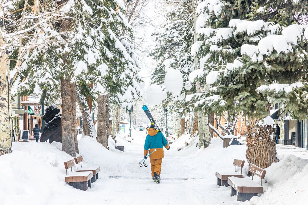 Un esquiador pasea por el pueblo de Aspen