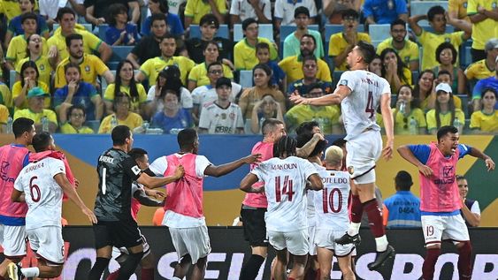 AMDEP587. CUIABÁ (BRASIL), 12/10/2023.- Jugadores de Venezuela celebran un gol de Eduard Bello hoy, en un partido de las Eliminatorias Sudamericanas para la Copa Mundial de Fútbol 2026 entre Brasil y Venezuela en el estadio Arena Pantanal en Cuiabá (Brasil). EFE/ Andre Borges