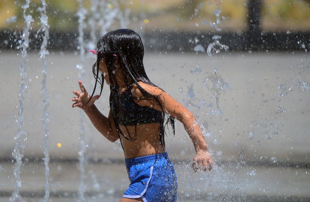 La niña Oriana Sosa juega en la fuente de plaza San Martín en una nueva jornada de Calor en Mendoza Foto: Claudio Gutiérrez / Archivo Los Andes