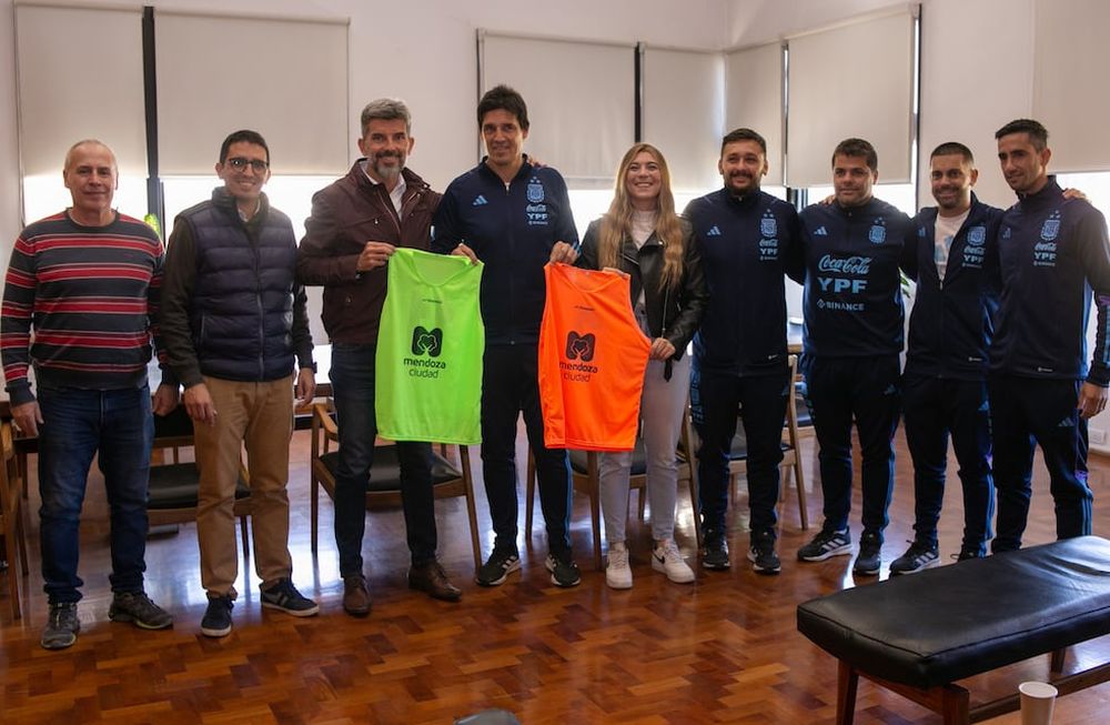 El intendente recibió al cuerpo técnico de la Selección Argentina de Fútbol Femenino