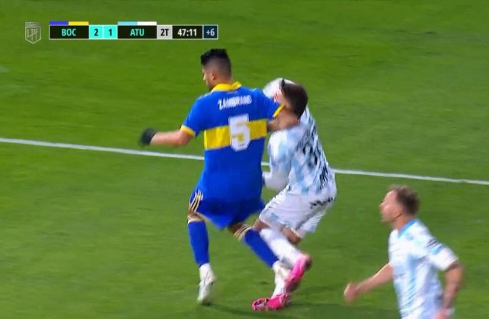 Carlos Zambrano golpeó con el codo a Maestro Puch dentro del área y no cobraron penal.