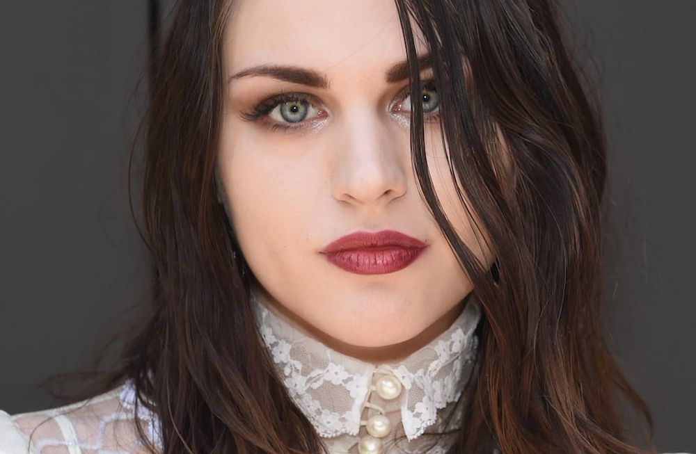 Frances Bean, la hija de Kurt Cobain, sorprendió a todos con su voz