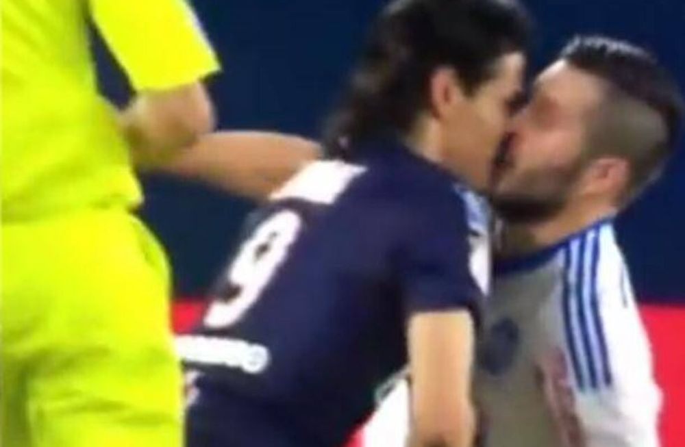 Dos estrellas de fútbol se pelearon y ¿hubo piquito de reconciliación?