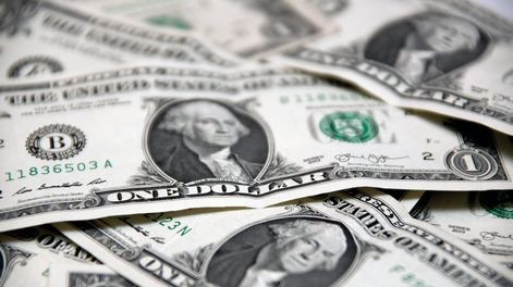 Dólar hoy: el blue se mantiene por debajo de $900, ¿por qué desciende?