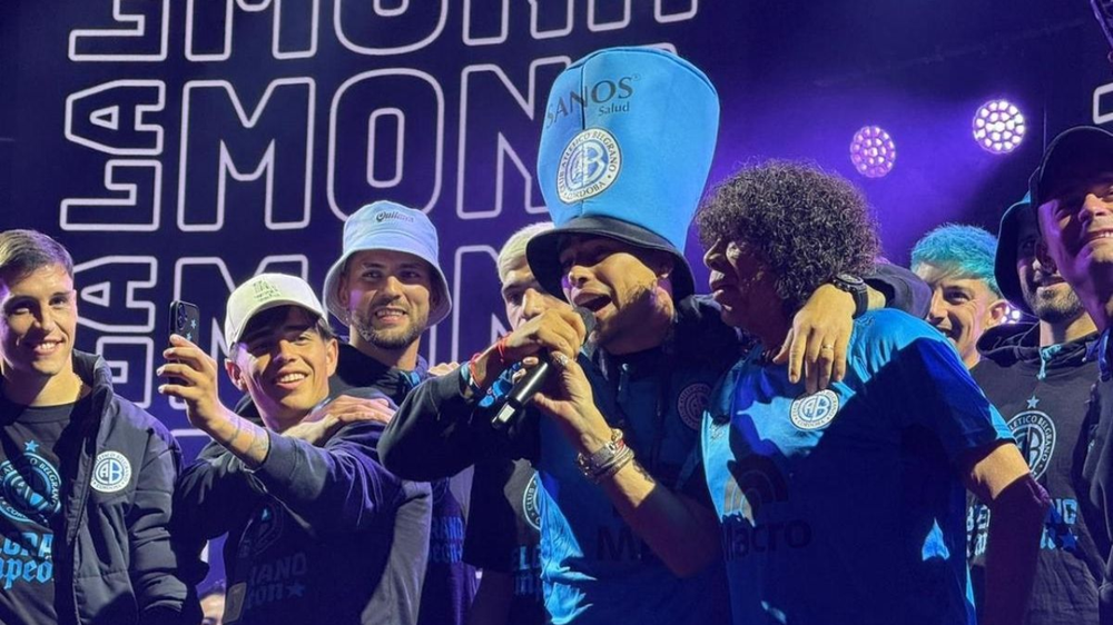 Lucas Zelarayán tomó el micrófono y cantó junto a la Mona Jiménez.