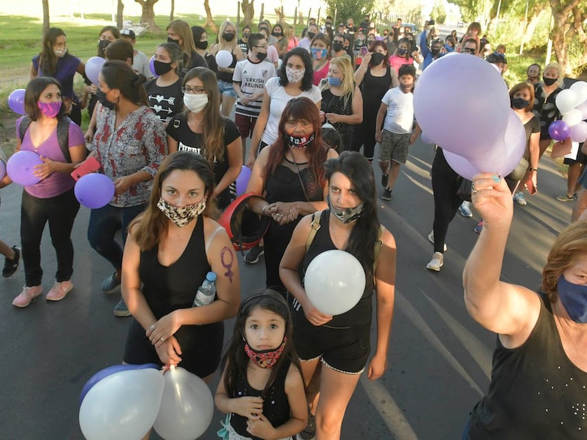 Agrupaciones y allegados a la víctima realizaron ayer una suelta de globos en la zona donde hallaron el cuerpo. Orlando Pelichotti / Los Andes
