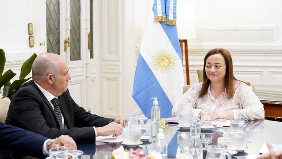 El ministro Alexis Guerrera y la presidenta de la Cámara de Diputados, Cecilia Moreau (Foto: HCDN)