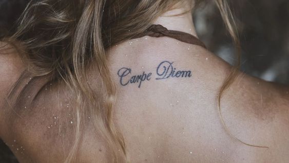 Tatuarse frases en la piel se convierte en un espacio de memoria y afirmación personal.