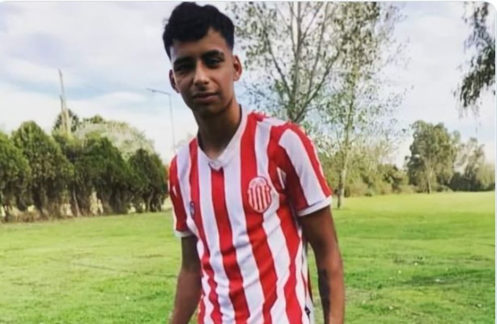 Lucas González, jugador de Barracas Central de 17 años, falleció tras recibir un disparo en la cabeza por parte de la Policía de la Ciudad de Buenos Aires.