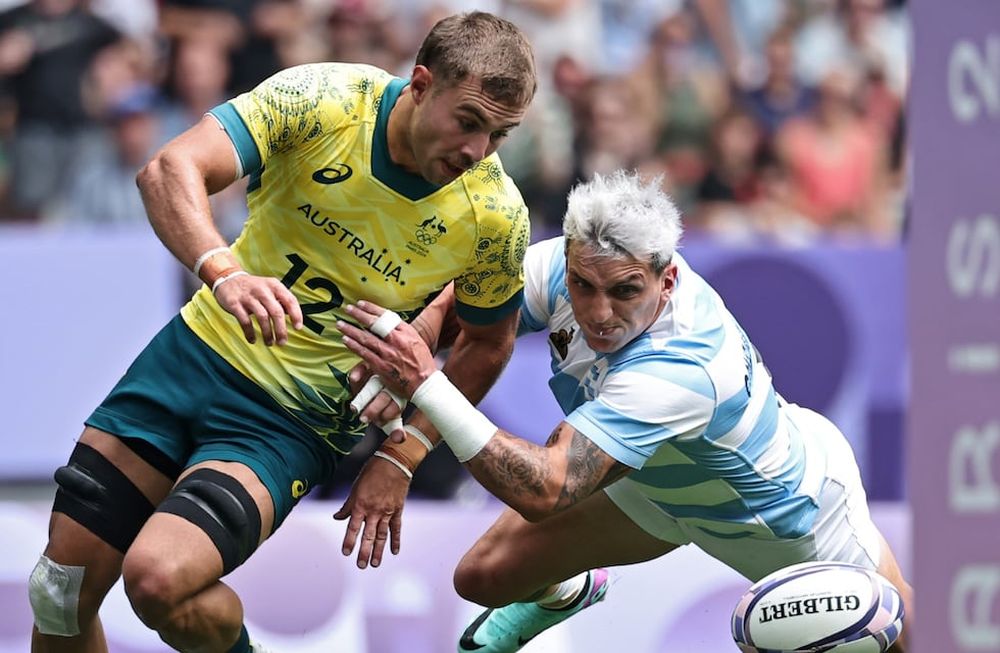 Saint-denis (France), 25/07/2024.- Nathan Lawson of Australia (L) and Luciano Gonzalez of Argentina (R) in acton during the Men Pool B match Argentina against Australia of the Rugby Sevens competitions in the Paris 2024 Olympic Games, at the Stade de France in Saint Denis, France, 25 July 2024. (Francia) EFE/EPA/CHRISTOPHE PETIT TESSON