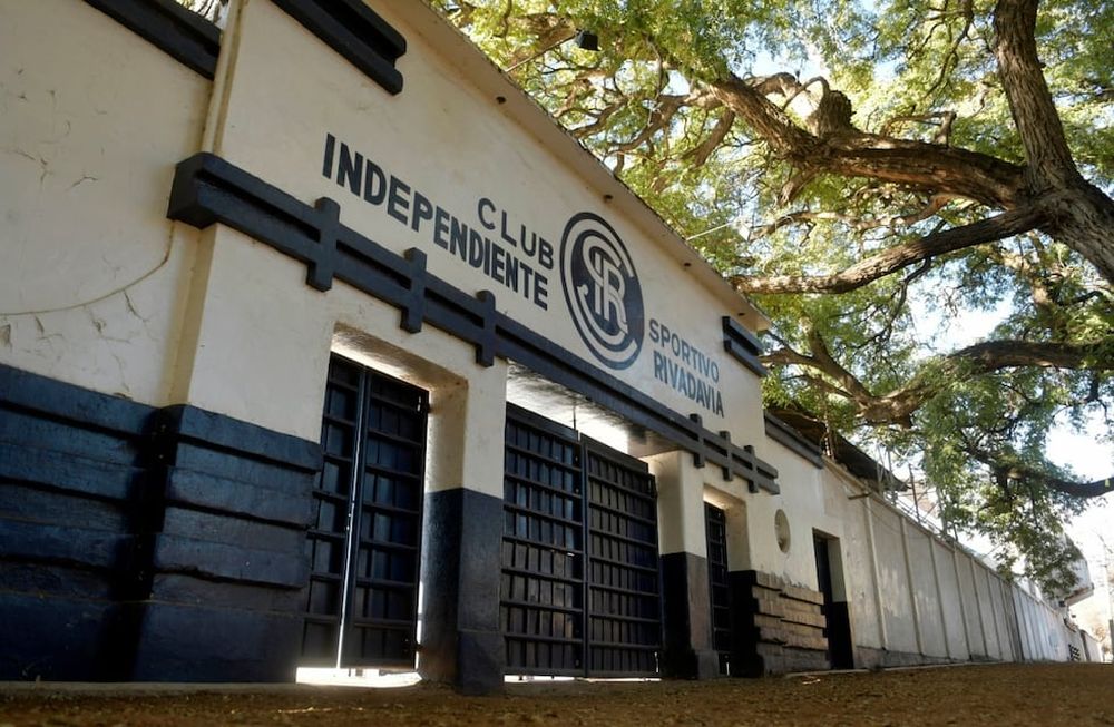 En la Lepra resembrarán el campo de juego y acondicionarán la Posada Azul tras los trabajos de pintura que se realizaron en todas las tribunas. / Los Andes