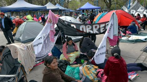 Los Andes | Cientos de manifestantes del Polo Obrero de Mendoza reclaman por aumentos en planes sociales y posibilidades de trabajo mientras acampan en la Plaza Independencia. A las 20 ya habían desalojado el espacio público. Foto: Orlando Pelichotti/ Los Andes