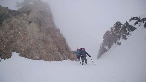 Los equipos de rescate debieron ir a buscar a los turistas varados y hacerlos salir caminando por la nieve.