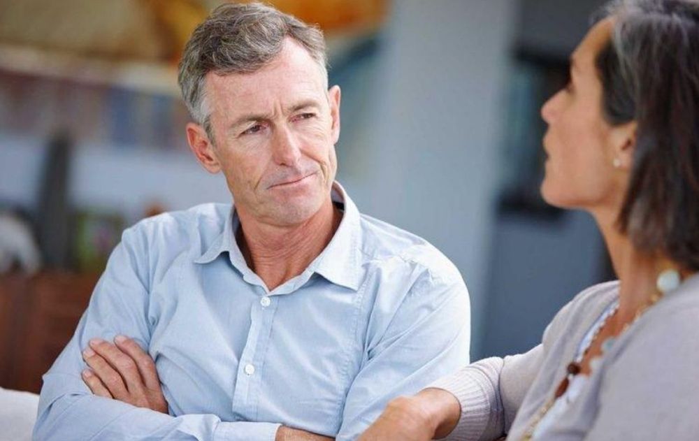 Una persona que mantiene esa postura habitualmente ofrece menos motivos para interpretar cada aparición como una reacción emocional.