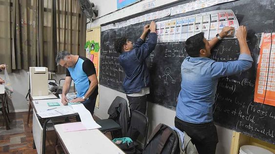 Elecciones PASO en 7 departamentos de la provincia de Mendoza.Presidente y fiscales de mesa en la escuela Justo José de urquiza del departamento de Maipú, organizan urna, boleta única y dejar todo en condiciones para que los ciudadanos de Maipú puedan ingresar a votarFoto:José Gutierrez / Los Andes