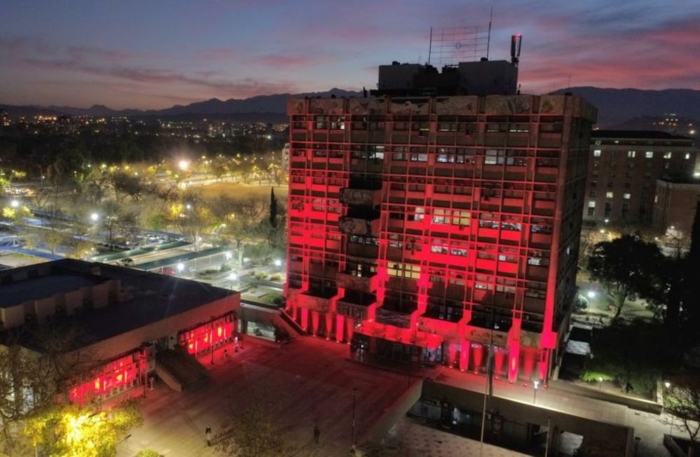 La Municipalidad de la Ciudad de Mendoza se tiño de rojo a modo de homenajear a la Cruz Roja Argentina