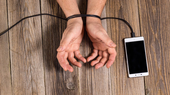 Qué pasa por tu cerebro si dejás de usar el celular durante un día entero, según la psicología.