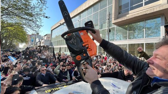 El Wall Street Journal hizo un perfil de Javier Milei antes de las elecciones: “Ex rockero de peinado salvaje promete rehacer la Argentina”. / Imagen ilustrativa