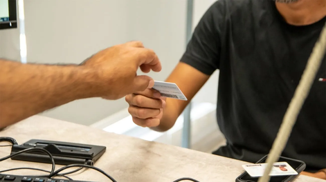 La reglamentación establece que las personas de 21 a 65 años podrán ser habilitadas por cinco años, y aquellas de 66 a 70 años por dos años, siempre sujeto a la aprobación del examen psicofísico