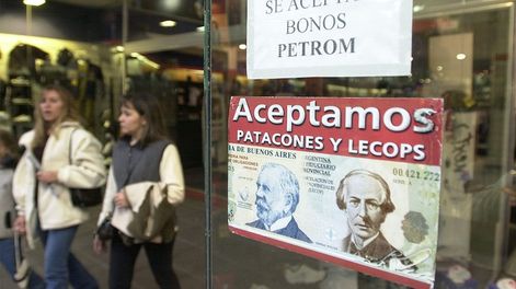 Los Andes | 31/5/02-MENDOZA-CIUDAD-PETROM  SOLO EN ALGUNOS COMERCIOS MENDOCINOS SE EXIBEN CARTELES DE LOS BONOS MENDOCINOS PETROM CON POCA ACEPTACION FOTO: CLAUDIO GUTIERREZ / LOS ANDES