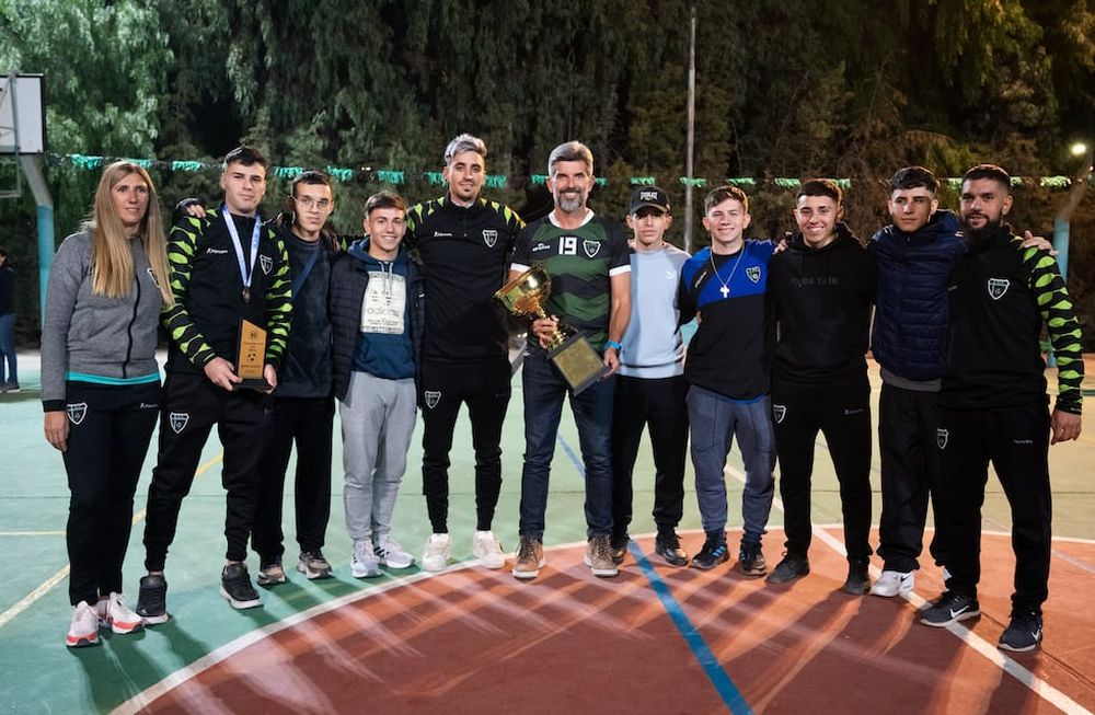 El intendente visitó al equipo de futsal del barrio Sanidad para felicitarlos por su triunfo en el Torneo Nacional de Clubes