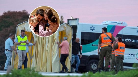 Las fuerzas de seguridad israelíes se encuentran junto a una ambulancia mientras el personal médico se prepara para la llegada de rehenes israelíes que serán liberados por Hamás. Foto: La Nación