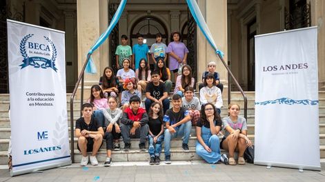 Los Andes | Como todos los años en el Colegio Algustin Alvarez se realizo el examen para beca Dr. Adolfo Calle que esta destinada a alumnos que hayan tenido el mejor promedio de 7Âº grado de su curso, La consigna de este Año fue, El eco se multiplicó en el aireFo