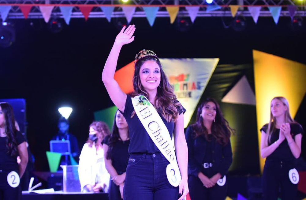 La bella Ailin Mayorga fue nombrada reina de El Challao en la primera elección distrital del año y con vuelta a la presencialidad. Sus vecinos bailaron con ella. Foto: Mariana Villa / Los Andes