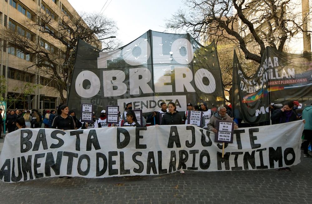 Frente de lucha piquetero. Comedores de Pie, Polo Obrero, beneficiarios de planes sociales marchan y cortan calles céntricas.Foto: Orlando Pelichotti / Los Andes