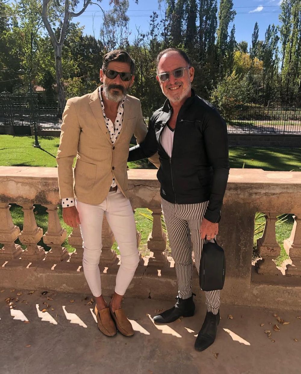Roberto Viñas y Guillermo, su pareja, comparten una estética coordinada que combina colores, texturas y accesorios, una expresión cotidiana del fenómeno matchy-matchy.