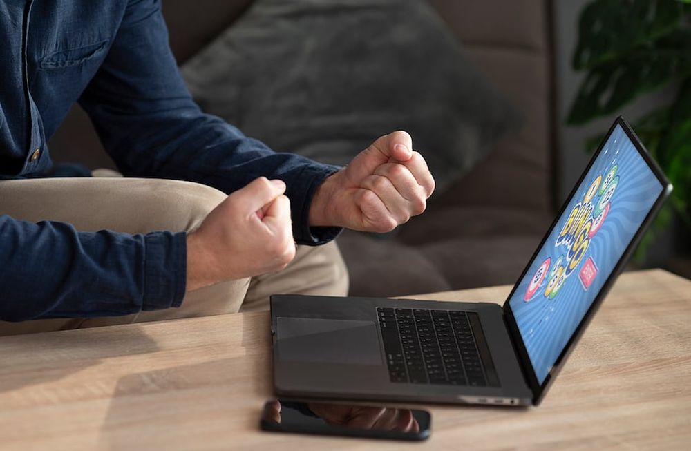 Las apuestas online son cada vez más populares entre adolescentes. (Freepik)