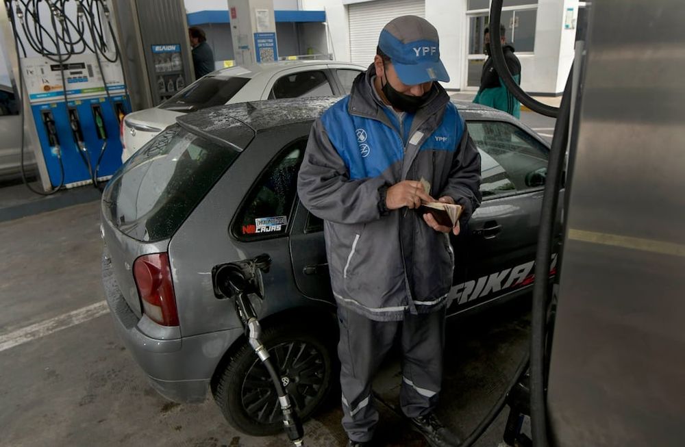 Las comisiones que se cobran por el pago toman cerca del 20% de la rentabilidad bruta de los empresarios.  Foto: Orlando Pelichotti/Los Andes