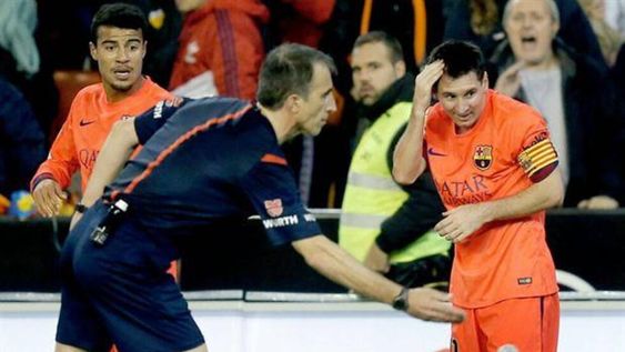 Retiraron la amarilla que recibió Messi tras el botellazo